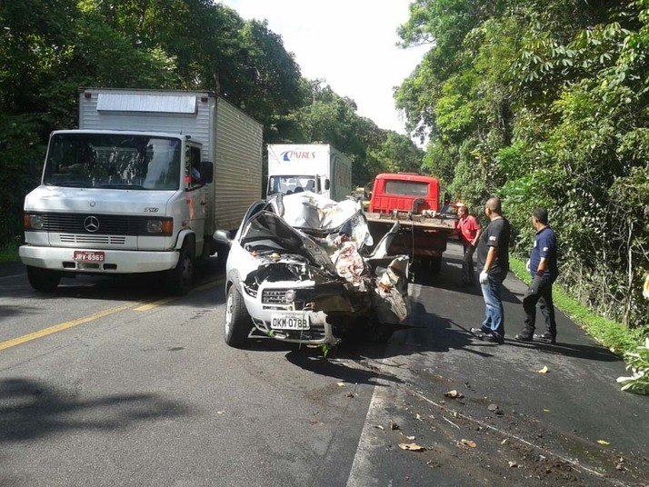 Um motorista morreu, após ficar preso às ferragens do veículo. De acordo com informações da delegacia territoria, devido ao Corpo de Bombeiros não ter comparecido ao resgate, o veículo foi guinchado com o corpo ainda em seu interior