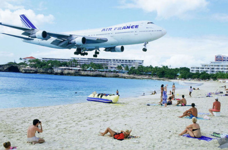 Nada como curtir uma praia com um barulhinho de um avião gigante passando bem na nossa cabeça 