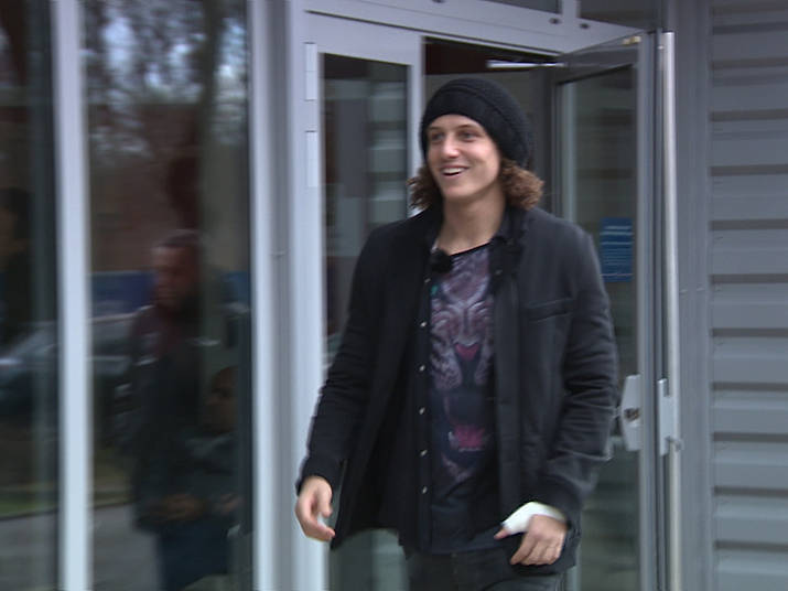 Há sete meses em Paris, onde trabalha no renomado clube
Paris Saint Germain, David Luiz abre as portas de sua casa para matéria
exclusiva com Rodrigo Faro. Lá o apresentador aproveita para viajar no tempo
com o jogador e relembrar os momentos mais marcantes de sua carreira+ David Luiz elogia casal que se manteve virgem até o casamento: “Vocês são um exemplo para mim”