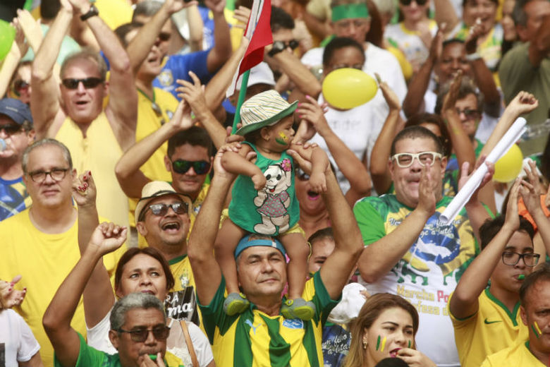 Brasileiros também se mobilizam contra o governo federal nas ruas de Belém, no Pará