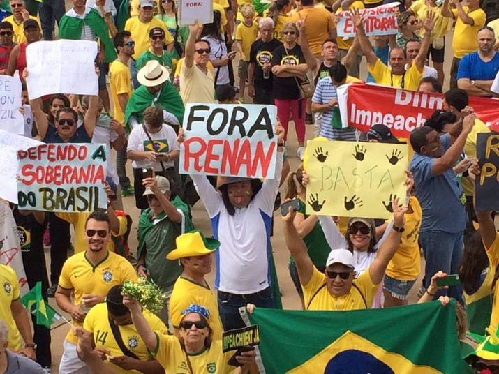 Os participantes do ato pedem o impeachment da presidente Dilma Rousseff e o fim da corrupção. Em faixas, eles protestam contra o PT e fazem menção à Operação Lava Jato, que denunciou esquema de corrupção na Petrobras