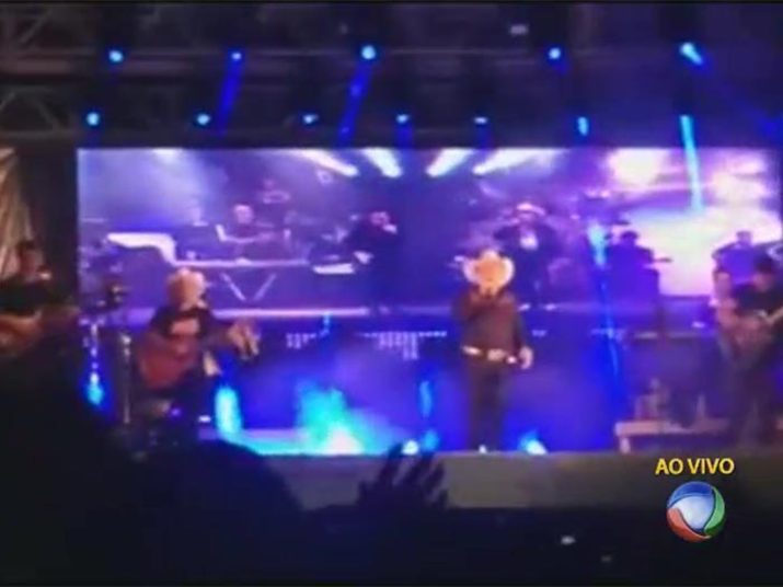 Durante
a apresentação, realizada em Paranavaí (PR), Milionário se emocionou diversas
vezes ao lembrar do amigo, morto no início de março+ Gian e Giulliano cantam 'Estrada da Vida' em homenagem ao José Rico