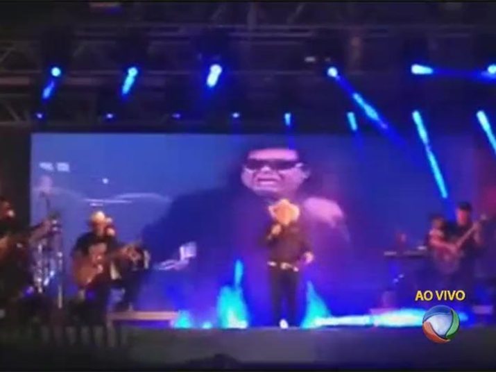 A emoção tomou conta do show principalmente no momento em
que apareceu José Rico cantando no telão+ Gian e Giulliano cantam 'Estrada da Vida' em homenagem ao José Rico