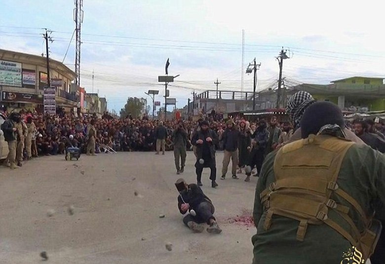 A cena contou com militantes fortemente armados que faziam o trabalho de segurança, nas laterias do local. Enquanto isso, uma multidão se acotovelava para que cada um encontrasse o melhor ângulo para assistir ao ato de violência grupalEstado Islâmico e Boko Haram se tornam aliados