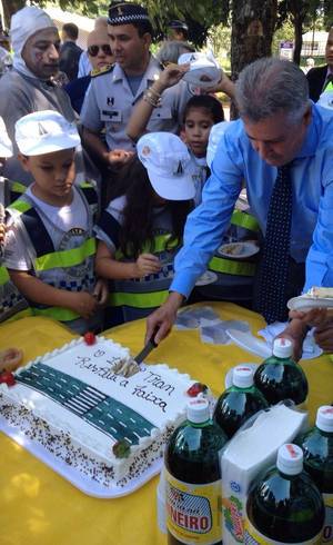 O governador cortou o bolo feito para comemorar a maioridade da faixa de pedestres