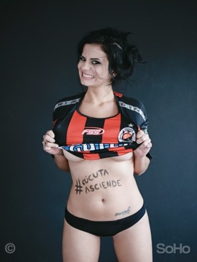 Torcedora do Curuta, ela prometeu que ficaria nua caso o time voltasse à elite do futebol colombiano