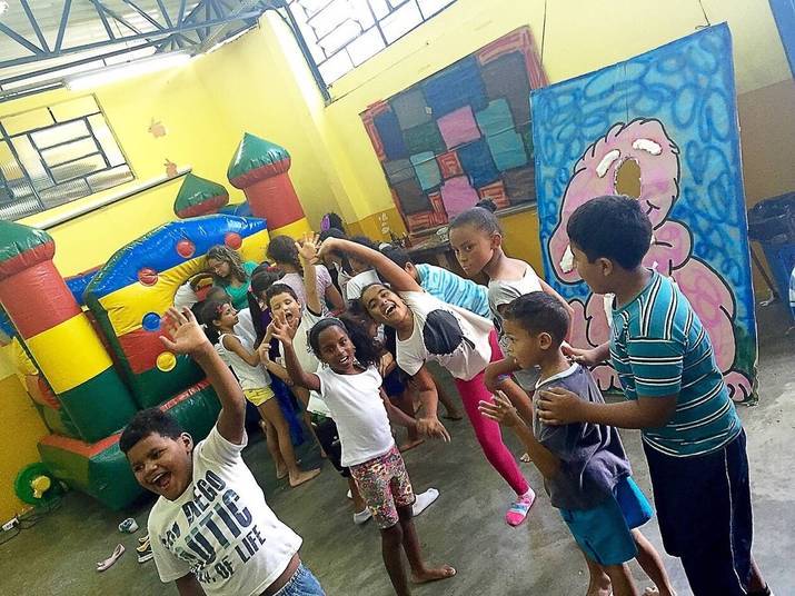 — Realizo trabalho social nesta ONG há alguns anos, em dia das crianças, Natal, Páscoa, comemorações esporádicas. Eles são sérios e as crianças são bem assistidas, direcionadas e amadas.  Quem me dera em minha época ter um espaço como este que tem tanto zelo pelas crianças, para brincarem e aprenderem