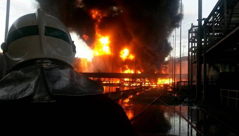 O incêndio de grandes proporções que atingiu o armazém de uma empresa de combustível em Santos, litoral de São Paulo, na manhã desta quinta-feira (2), ainda está fora de controle, de acordo com informações do Corpo de Bombeiros. O incidente aconteceu na altura do km 64 da rodovia Anchieta, sentido litoral, no acesso ao Porto de Santos