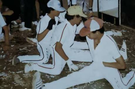 Rapazes apresentam passinhos de soul no baile black do Quarentão