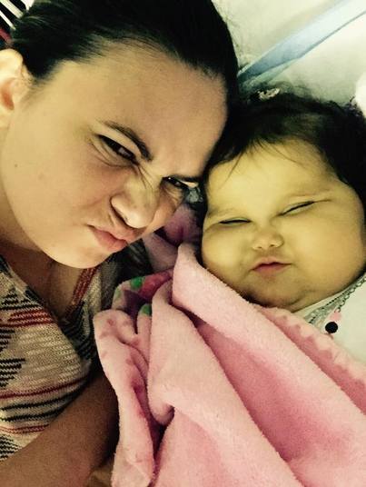 De acordo o gastro, a medicina ainda não conhece a
causa da doença. 
— Ainda está se estudando o genoma das crianças afetadas. Parece
que pode ser hereditário ou genético, ou até mesmo hormonal, mas ainda está em
estudo.

De acordo com o médico, já é possível perceber os sintomas da síndrome de Berdon nas
crianças logo depois que nascem. Entre eles, estão a alteração no formato e
função da bexiga (que costuma aparecer de forma bastante grande), prisão de
ventre por causa dos movimentos do intestino, intestino delgado com inchaços e
intestino grosso menor que o normal