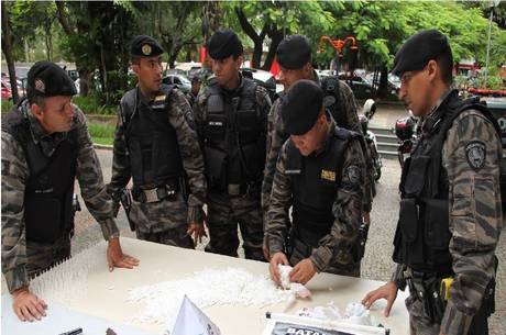 Além dos pinos de cocaína, cerca de 14 quilos de maconha foram apreendidos