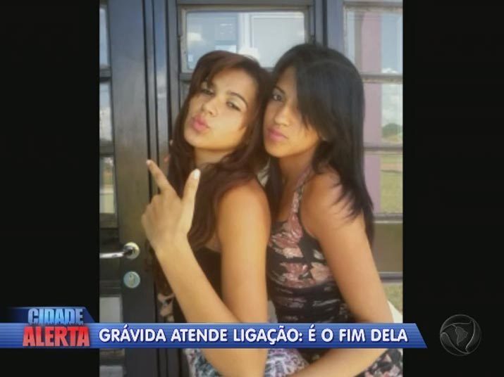 Para a família, Aline não foi assassinada no parque. Os parentes acreditam que a jovem foi morta em outro local e o corpo teria sido jogado no parque para confundir as investigações. De acordo com a reportagem, a Polícia solicitou novas imagens de câmeras de segurança do parque para tentar descobrir quem cometeu o crime. Veja na reportagem!