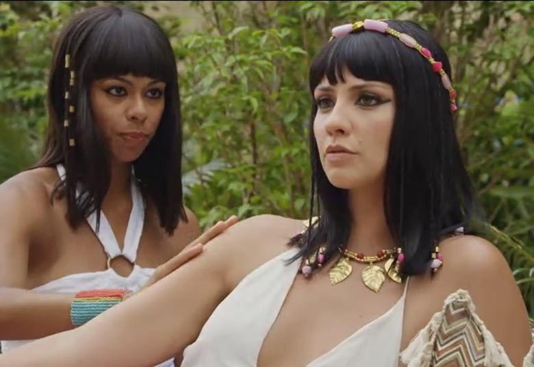 Nefertari confessa a Karoma que gosta de Ramsés, mas seu coração pertence a Moisés+ Ramsés e Moisés relembram aventuras da infância+ Coordenador de maquiagem explica ausência de pelos no corpo dos egípcios: “Era sinal de higiene”+“A cor forte das roupas representa a característica venenosa de Yunet”, conta figurinista