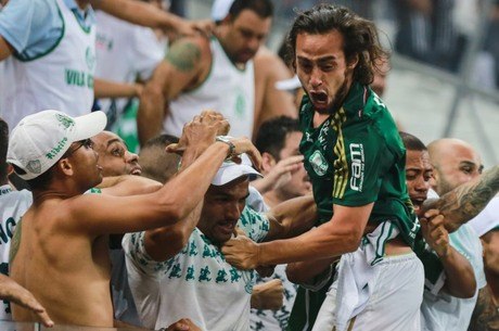 Valdivia cita troco contra Corinthians e diz: 'Dá gosto ver o Palmeiras assim'