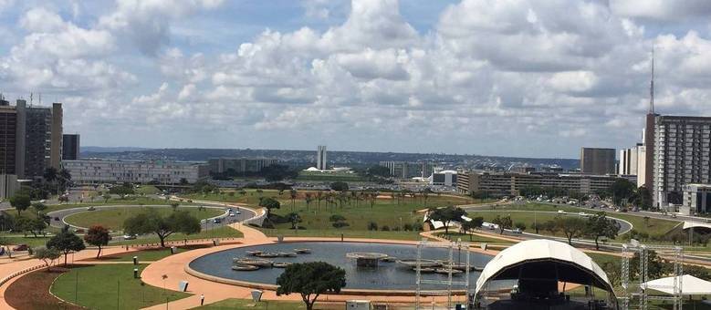 Informações do Tempo Agora mostram que o domingo (2) será de céu claro e predomínio de sol no DF. A temperatura máxima pode chegar a 27ºC e a mínima a 14ºC. A umidade do ar fica entre 15% e 54%