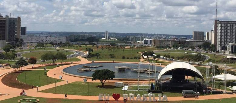A meteorologia prevê que o domingo (26) será de sol alternado com pancadas de chuva e possíveis trovoadas no Distrito Federal. A temperatura mínima será de 17°C e a máxima de 28°C. A umidade relativa do ar deve variar entre 46% e 79%