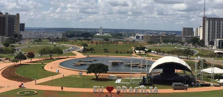 A meteorologia prevê que a terça-feira (21) será de sol alternado com pancadas de chuva e possíveis trovoadas no Distrito Federal. A temperatura mínima será de 19°C e a máxima de 27°C. A umidade relativa do ar deve variar entre 44% e 77%