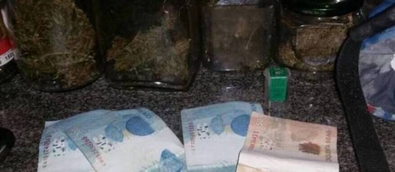Na madrugada deste domingo (26), a Polícia Militar prendeu um homem de 20 anos por uso e porte de drogas. Ele foi detido na L2 Sul, próximo ao Clube de Aeromodelo, com uma porção de maconha. O jovem foi autuado na 1ª DP, assinou termo de comparecimento à Justiça e foi liberado