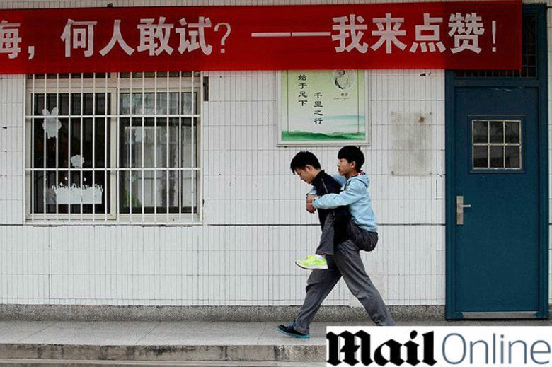 Em uma bela prova de amizade, um jovem chinês se propôs a ser o meio de transporte do amigo deficiente durante três anos. Xie Xu, de 18 anos, vai levar  amigo Zhang Chi, de 19, para a escola segurando-o em suas costas todos os dias