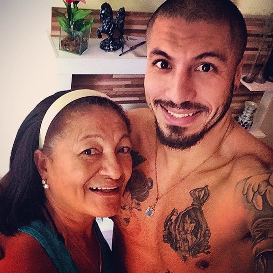 Fernando está deixando o cabelo crescer. O novo visual foi mostrado em foto compartilhada pelo ex-BBB no Instagram, em que o lutador aparece ao lado da mãe
