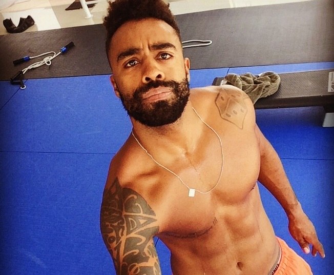 Mas o ex-BBB também se cansou dos pelos loiros e voltou a aparecer com a barba original