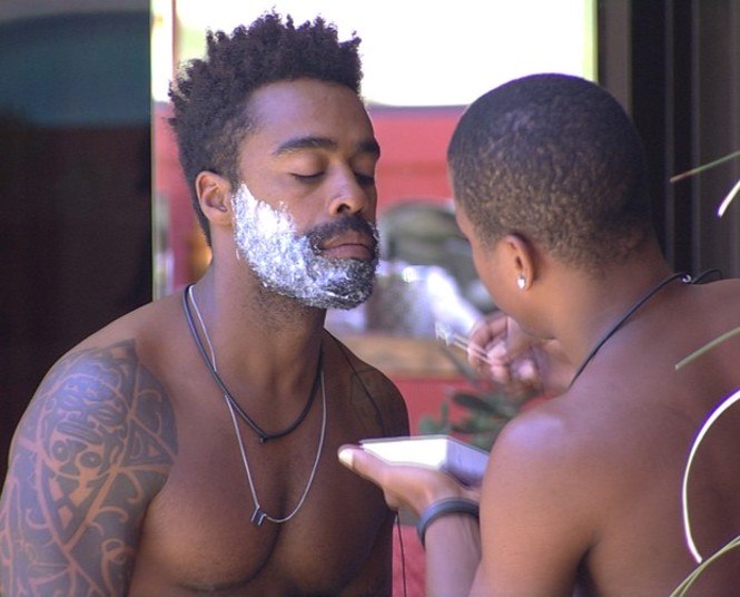 Após vencer o primeiro paredão do BBB15, Douglas resolveu mudar o visual. Com a ajuda de Luan, o ex-motoboy descoloriu toda a barba