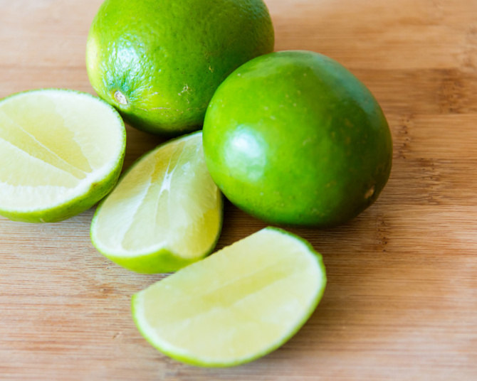 LimãoOs limões possuem alto valor de vitamina C, que estimula o funcionamento do fígado e a sintetização de toxinas em líquidos, que podem ser absorvidos ou eliminados do corpo
