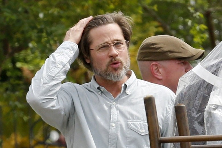 Brad Pitt é considerado um dos homens mais bonitos do mundo, mas, em entrevista à revista People, o ator Eli Roth declarou que Pitt deu dicas de 'higiene' durante as filmagens de Bastardos Inglórios.— Ele disse que quando você está suando e não tem tempo para tomar banho, é só esfregar uma fralda de bebê nas axilas