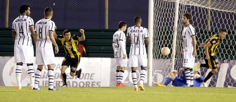 Defesa falha, Corinthians perde para o Guaraní e se complica na Libertadores