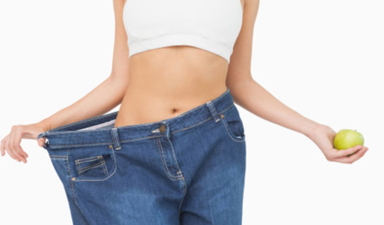 

Peso - Parar de fumar não engorda!

De acordo com Nascimento, o cigarro é uma droga que diminui o apetite. Então, quando a
pessoa para de fumar, ela acaba comendo mais, porém, isso não significa que ela irá engordar. — Depois de largar o
cigarro, a pessoa começa a sentir mais gosto da comida, porque o olfato e as
papilas gustativas voltam ao normal e a comida parece mais gostosa, então a
pessoa acaba comendo mais.

Para ele, o normal é
ganhar 2 kg ou 3 kg depois de parar. O médico conta que orienta seus pacientes a
praticarem atividade física e ingerir dieta pouco calórica. Segundo o médico, o ganho de peso é momentâneo e a pessoa se adapta à nova vida
pouco tempo depois de largar o cigarro.

— É mais fácil se
alimentar bem e fazer exercícios para perder peso, do que ter que lidar com as
consequências irreparáveis do cigarro no organismo

