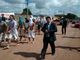 
A decisão de levar os detentos foi tomada pelo
delegado Cristiomário Medeiros. Ele alega que a delegacia possui carros para realizar a transferência, mas optou por levar os 18 presos algemados a pé por uma questão de tempo, uma vez que, segundo ele, o encaminhamento dos dos detentos precisava ser realizado em um único dia, já que as celas do local estão danificadas e sem condições de abrigar os presos