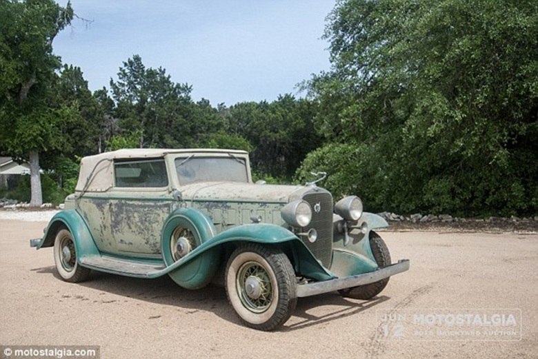 Um colecionador de carros encontrou uma coleção de veículos antigos e clássicos abandonado num galpão no Texas (EUA). São eles três Cadillacs com anos 1932 e 1938, um Milburn Electric Modelo 27L e um REO Modelo G Boattail Roadster, de 1908. O leilão acontecerá no dia 12 de junho em Indianápolis, com estimativa de valor em R$ 2,1 milhões. As informações são do jornal britânico Daily Mail