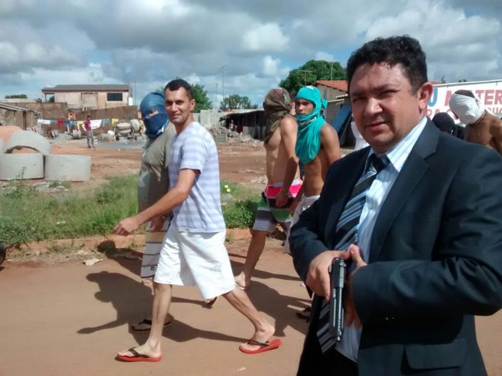 Uma cena inusitada em
Planaltina de Goiás (GO), no entorno do Distrito Federal. Por volta das 9h30
desta quarta-feira (6), 18 presidiários, que ocupavam celas do Ciops (Centro
Integrado de Operações de Segurança) saíram às ruas a  pé em direção à Cadeia Pública da cidade. Eles
caminharam cerca de 2 km escoltados por policiais