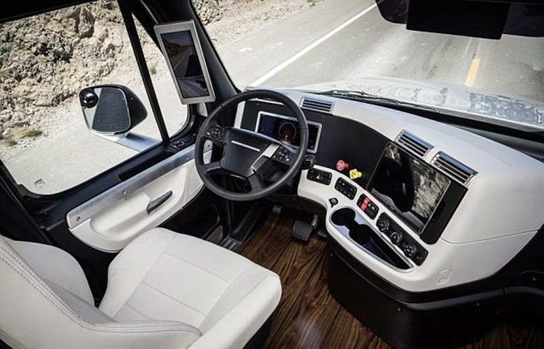 Porém, se você é um caminhoneiro, não precisa se alarmar. A profissão ainda está salva, por que os sistema só funciona em rodovias. Em trecho urbano, o veículo é conduzido por humano. Apenas um botão no painel aciona o dispositivo