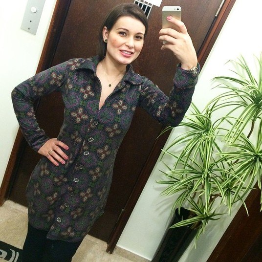 Neste look, a apresentadora preferiu deixar a camisa para fora da calça. A parte superior do look chama mais atenção, já que é estampada e com botões grandes 