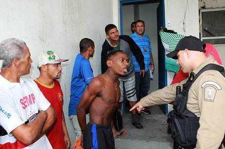 Facas foram apreendidas com o grupo nesta sexta (8)