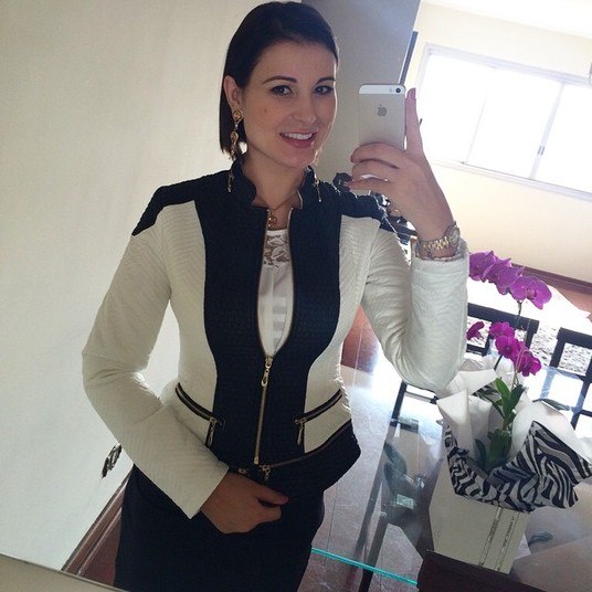 A peça, muitas vezes, completa o look e deixa a apresentadora mais elegante ainda 