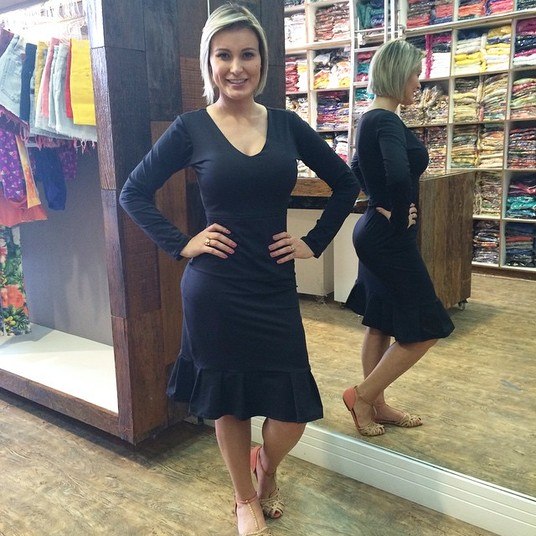 Ainda loira, Andressa usou um vestido na altura do joelho. O modelo tem uma silhueta bem feminina, destacando a cinturinha 