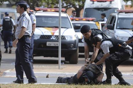 Manifestantes e policiais entraram em confronto