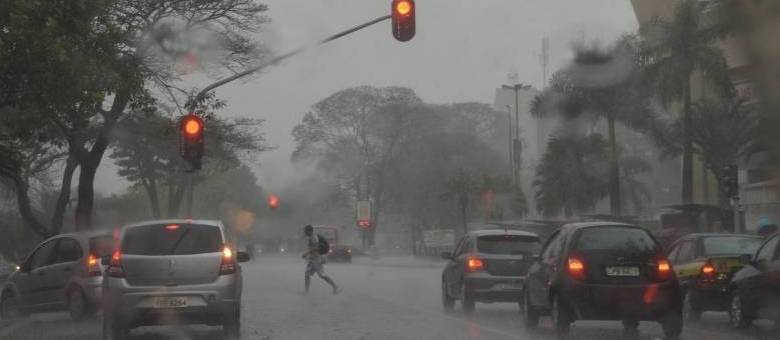 Nesse período do ano, o clima começa a ficar seco no DF, por isso a chuva neste começo de semana é considerada atípica