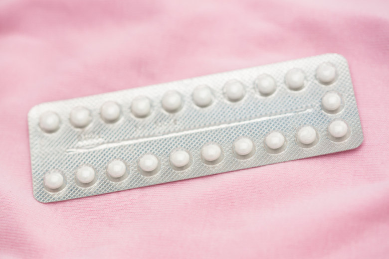 Apesar de ser um dos métodos
contraceptivos mais usados pelas mulheres, a pílula anticoncepcional ainda gera
muitas dúvidas. A ginecologista e obstetra do Hospital e Maternidade São Luiz
Itaim Mariana Halla esclarece algumas dúvidas sobre a eficácia da pílula e
possíveis efeitos colaterais. Veja a
seguir!