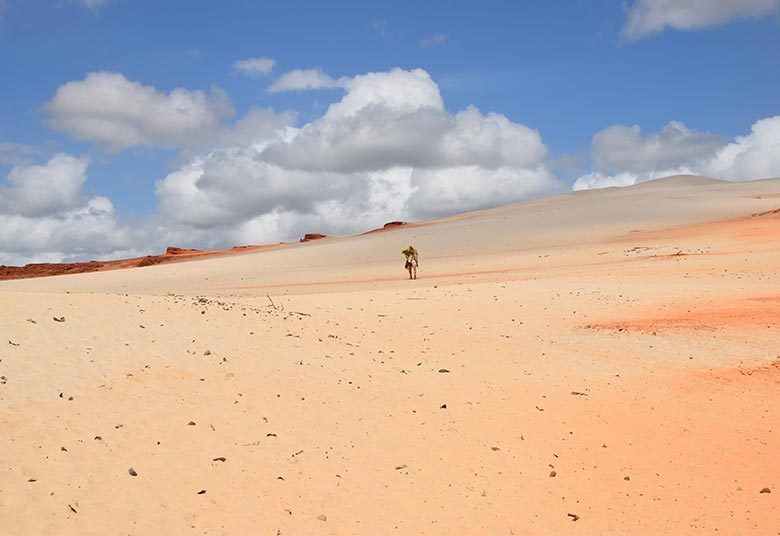 Guilherme Winter finaliza as cenas em que Moisés anda sozinho no deserto, depois de matar um soldado egípcio para proteger o irmão hebreu, Arão (Petrônio Gontijo)+ Moisés pede Nefertari em casamento; assista ao vídeo+ Simut é o rei das trapalhadas; veja o que o personagem já aprontou+ Felizes para sempre? Veja as sete fotos mais apaixonadas de Moisés e Nefertari