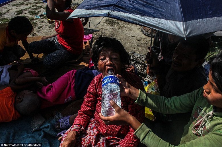 Um comerciante identificado como Makhan Singh teria alinhado uma fila de crianças para o repórter escolher qual seria seu escravo doméstico