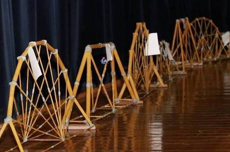 Segundo o edital da competição, a estrutura da obra deve ter até 1 kg de peso, 1 metro de extensão e 50 cm de altura