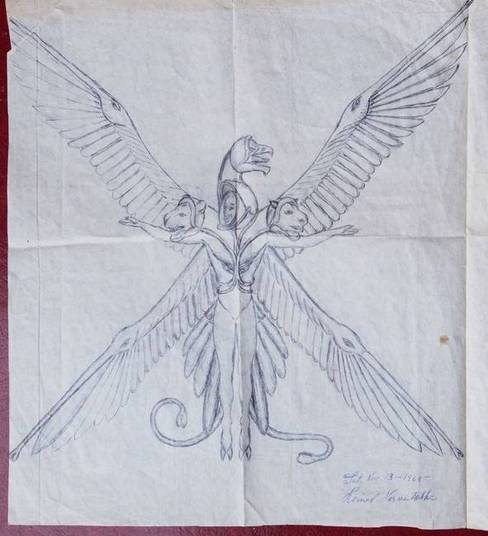 Tudo é meio estranho, alguns desenhos remetem aos deuses da mitologia... é uma espécie de mistura