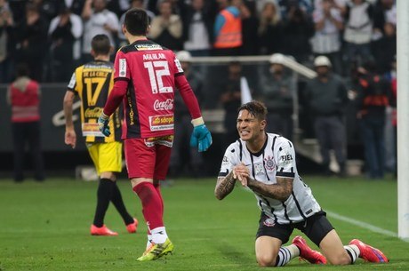 Corinthians e São Paulo vacilam no primeiro jogo e morrem abraçados no mata-mata da Libertadores