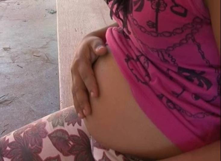 Uma menina de dez anos engravidou após ser estuprada pelo próprio pai em uma aldeia indígena de Dourados, no Mato Grosso do Sul. A gestação foi descoberta por acaso durante uma campanha de vacinação contra a gripe