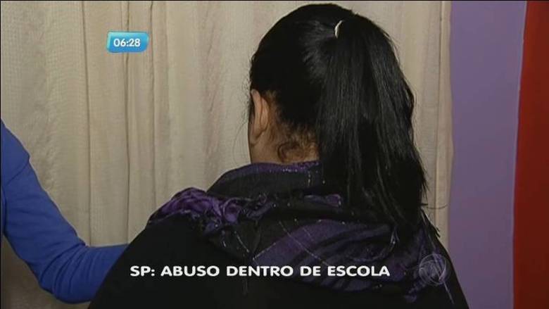 A polícia encontrou dois dos três adolescentes suspeitos de estuprarem uma garota de 12 anos dentro de uma escola pública em São Paulo. A mãe da garota desabafou e disse que nunca imaginaria que um crime desses pudesse acontecer dentro da unidade de ensino.— Não foi no caminho, não foi próximo de casa, foi dentro da escola