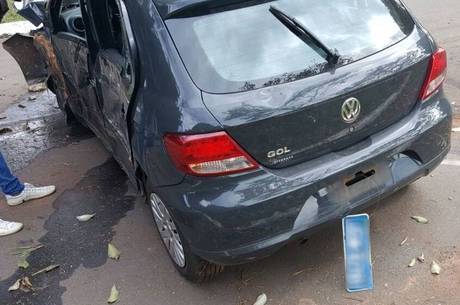 Com impacto, carro ficou destruído