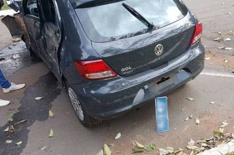 Lateral do veículo ficou bastante destruída